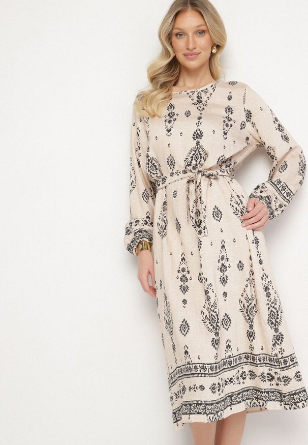 Born2be - Jasnobeżowa Sukienka we Wzory Boho Pudełkowa z Paskiem w Talii Lisanea. Okazja: na co dzień. Kolor: beżowy. Materiał: materiał. Długość rękawa: długi rękaw. Typ sukienki: w kształcie A. Styl: boho