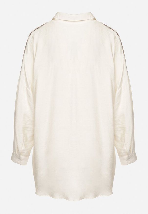 Born2be - Jasnobeżowa Koszula Ozdobiona Haftem Ulosandria. Okazja: na co dzień. Typ kołnierza: kołnierzyk klasyczny. Kolor: beżowy. Materiał: jeans. Długość rękawa: długi rękaw. Długość: długie. Wzór: aplikacja, haft. Styl: casual, klasyczny