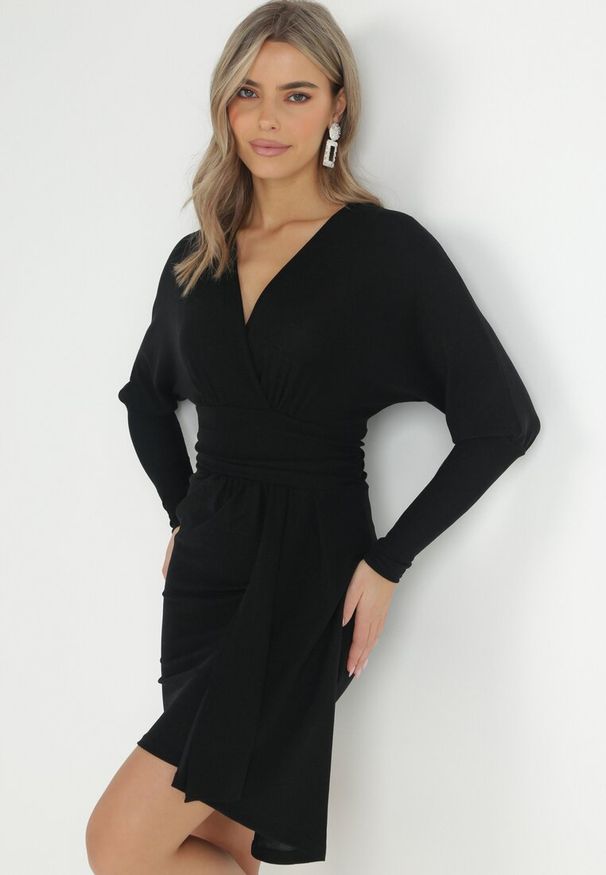 Born2be - Czarna Kopertowa Sukienka z Metaliczną Nitką Tasse. Kolor: czarny. Materiał: tkanina. Typ sukienki: kopertowe. Styl: wizytowy. Długość: mini