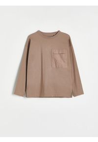 Reserved - Longsleeve oversize z kieszenią - brązowy. Kolor: brązowy. Materiał: dzianina, bawełna. Długość rękawa: długi rękaw