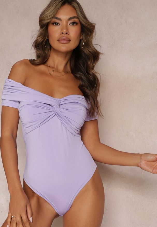 Renee - Fioletowe Body z Ozdobnymi Rękawami i Hiszpańskim Dekoltem Joanlo. Kolor: fioletowy. Materiał: jeans. Długość: krótkie