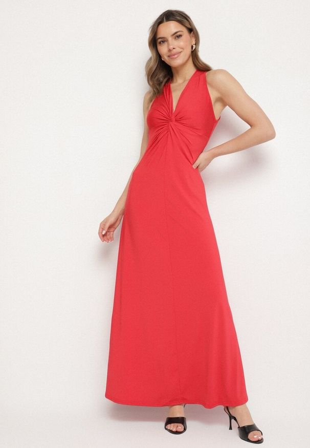 Born2be - Czerwona Rozkloszowana Sukienka Bez Rękawów z Wiskozą Zdobiona Marszczeniem Folenissa. Okazja: na imprezę. Typ kołnierza: kokarda, dekolt w kształcie V. Kolor: czerwony. Materiał: wiskoza. Długość rękawa: bez rękawów. Wzór: aplikacja. Typ sukienki: rozkloszowane