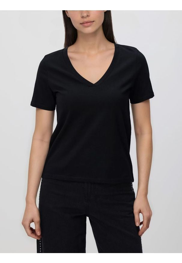 Reserved - T-shirt regular z dekoltem V - czarny. Kolor: czarny. Materiał: dzianina, bawełna
