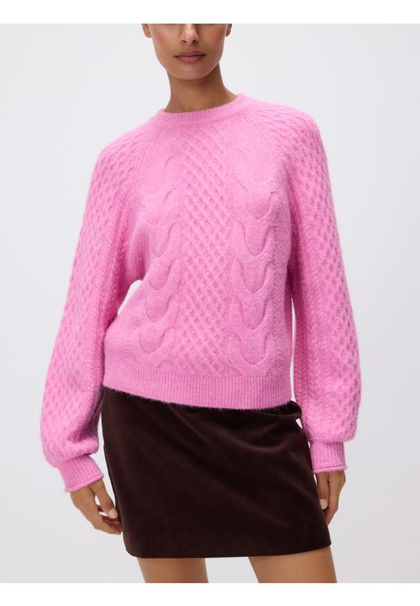 Reserved - Strukturalny sweter - różowy. Kolor: różowy. Materiał: wełna, dzianina
