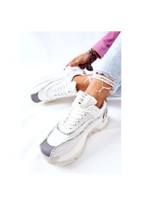 Damskie Sportowe Buty Cross Jeans II2R4017C Białe. Kolor: biały. Materiał: tkanina, skóra ekologiczna. Szerokość cholewki: normalna. Wzór: aplikacja