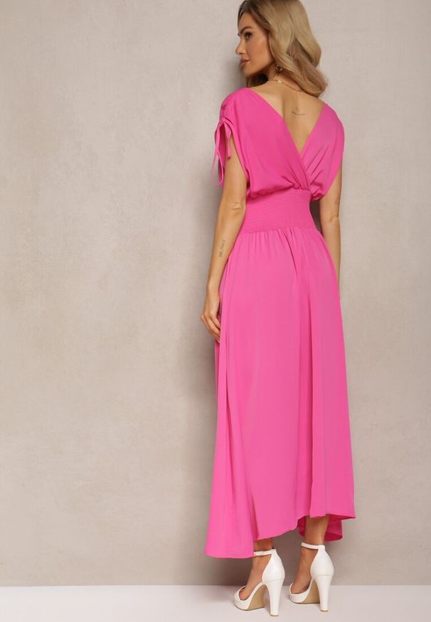 Renee - Różowa Rozkloszowna Sukienka na Cienkich Ramiączkach z Kopertowym Dekoltem Eilinestia. Okazja: na co dzień. Typ kołnierza: dekolt kopertowy. Kolor: różowy. Materiał: materiał. Długość rękawa: na ramiączkach. Typ sukienki: kopertowe. Styl: casual