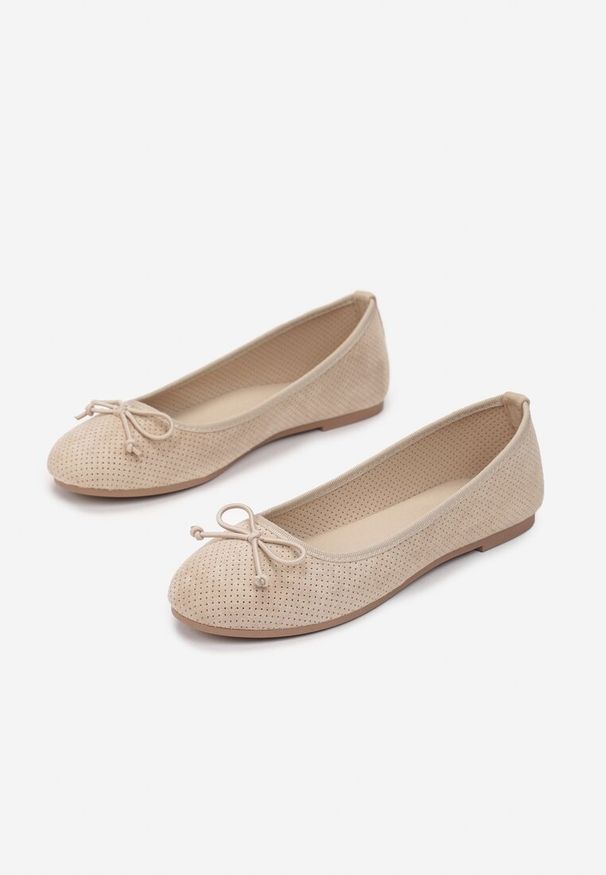 Born2be - Beżowe Balerinki Azulenn. Okazja: na imprezę. Nosek buta: okrągły. Zapięcie: bez zapięcia. Kolor: beżowy. Obcas: na obcasie. Wysokość obcasa: niski