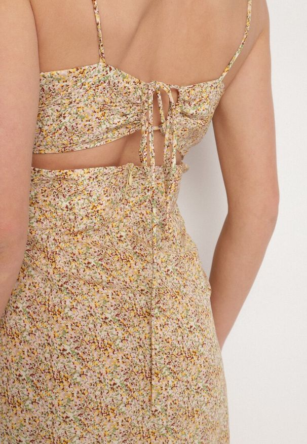 Born2be - Żółta Rozkloszowana Sukienka Ozdobiona Geometrycznym Wzorem Taelissa. Okazja: na co dzień. Kolor: żółty. Wzór: geometria, aplikacja. Sezon: wiosna, lato. Styl: elegancki, casual