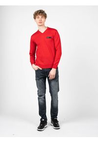 Plein Sport Sweter "Merino" | MVPS90252 | Mężczyzna | Czerwony. Okazja: na co dzień. Typ kołnierza: dekolt w serek. Kolor: czerwony. Materiał: wełna. Wzór: aplikacja. Styl: sportowy #1