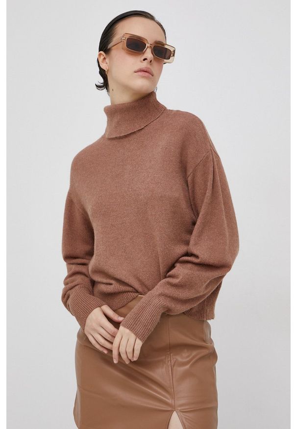 only - Only Sweter damski kolor brązowy z golfem. Typ kołnierza: golf. Kolor: brązowy. Materiał: dzianina