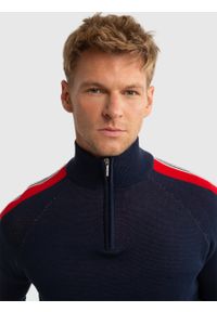 Big-Star - Sweter męski ze stójką z lampasami na rękawach granatowy Sporton 403. Typ kołnierza: kołnierzyk stójkowy. Kolor: niebieski. Materiał: materiał. Długość: krótkie. Wzór: paski. Styl: sportowy, elegancki #5