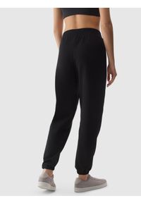 4f - Spodnie dresowe joggery z bawełną organiczną damskie - czarne. Kolor: czarny. Materiał: dresówka, bawełna. Wzór: gładki, ze splotem