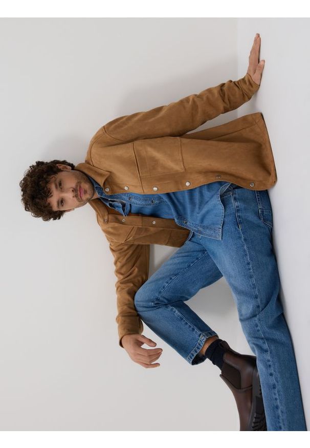 Reserved - Koszula comfort z imitacji zamszu - brązowy. Kolor: brązowy. Materiał: zamsz