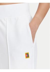 Nike Spodnie dresowe Court DA4722 Biały Slim Fit. Kolor: biały. Materiał: syntetyk