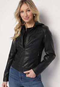 Born2be - Czarna Kurtka Ramoneska o Taliowanym Kroju z Odpinanym Kapturem Imitującym Bluzę Alorinth. Okazja: na spotkanie biznesowe, do pracy. Kolor: czarny. Materiał: jeans. Styl: biznesowy, elegancki #4