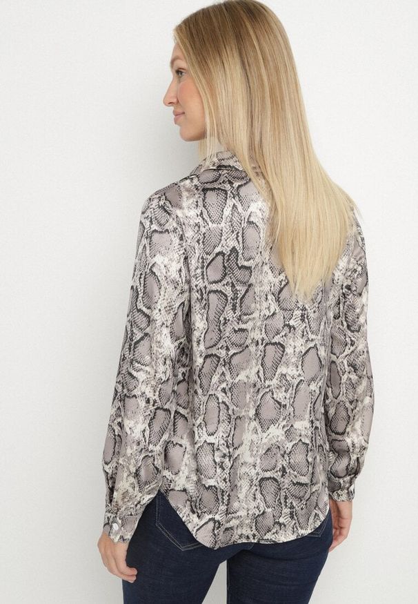 Born2be - Szara Satynowa Koszula Vices w Wężowy Wzór Reslida. Okazja: na co dzień, na spotkanie biznesowe, do pracy. Typ kołnierza: kołnierzyk klasyczny. Kolor: szary. Materiał: satyna. Długość rękawa: długi rękaw. Długość: długie. Styl: casual, biznesowy, klasyczny
