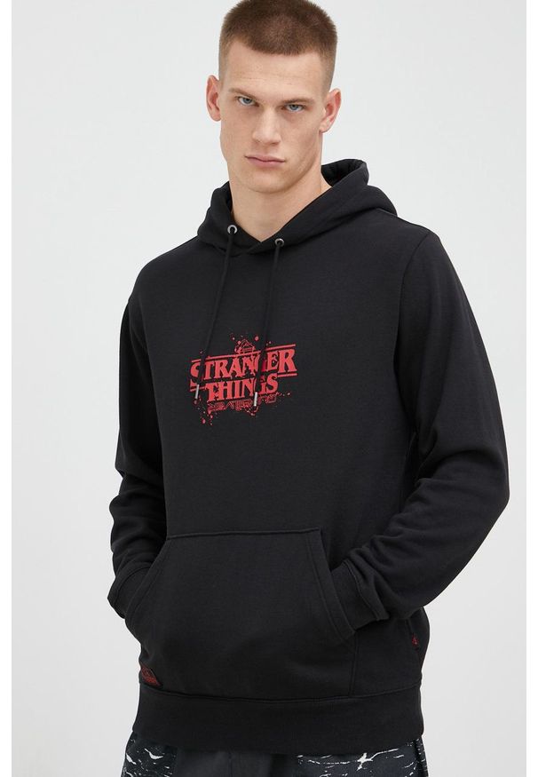 Quiksilver bluza x Stranger Things męska kolor czarny z kapturem z nadrukiem. Typ kołnierza: kaptur. Kolor: czarny. Materiał: bawełna. Wzór: nadruk