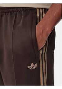 Adidas - adidas Spodnie dresowe adicolor Spacer KS7432 Brązowy ciemny Baggy Fit. Kolor: brązowy. Materiał: bawełna. Sport: turystyka piesza #2