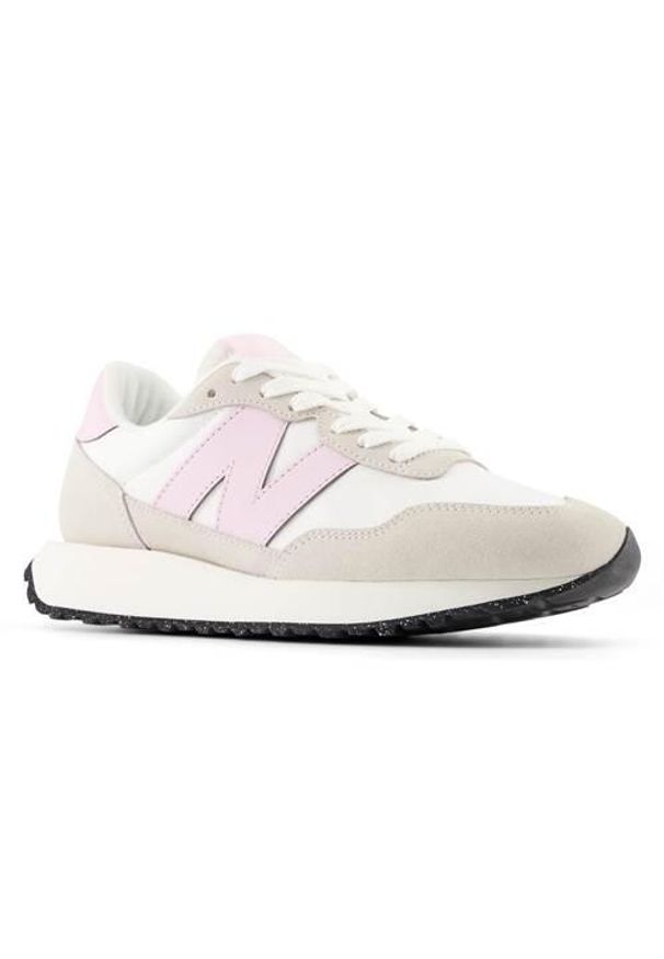 Buty do chodzenia damskie New Balance 237. Kolor: biały, różowy, wielokolorowy. Materiał: skóra, materiał. Szerokość cholewki: normalna. Sport: turystyka piesza