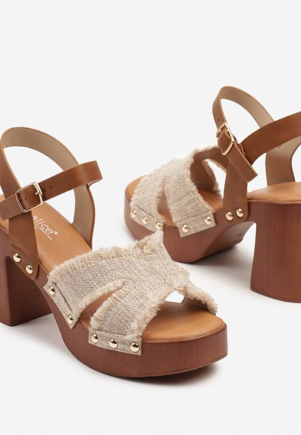 Born2be - Ciemnobeżowe Sandały na Słupku w Stylu Drewniaków z Nitami Reliris. Okazja: na co dzień. Kolor: beżowy. Materiał: jeans. Wzór: aplikacja. Sezon: lato. Obcas: na słupku. Styl: casual, elegancki
