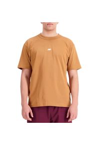 Koszulka New Balance MT31504TOB - brązowa. Kolor: brązowy. Materiał: tkanina, skóra, bawełna. Długość rękawa: krótki rękaw. Długość: krótkie