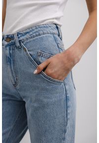 Marsala - Spodnie jeansowe typu mom fit w kolorze CLASSIC BLUE JEANS - JUST-M. Stan: podwyższony. Materiał: jeans. Wzór: gładki