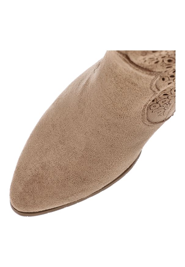 Brązowe Kozaki S.Barski Stylowe Obuwie Damskie W Stylu Boho. Okazja: na co dzień. Kolor: brązowy. Szerokość cholewki: normalna. Wzór: ażurowy, kwiaty. Materiał: materiał. Sezon: jesień, zima. Obcas: na obcasie. Styl: boho, elegancki. Wysokość obcasa: średni