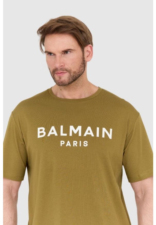 Balmain - BALMAIN Zielony t-shirt męski z drukowanym białym logo. Kolor: zielony