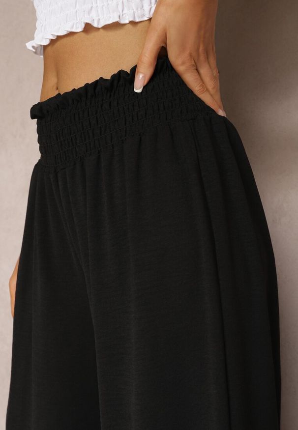 Renee - Czarne Spodnie High Waist z Szerokimi Nogawkami i Gumką w Pasie Risabessa. Okazja: na co dzień. Stan: podwyższony. Kolor: czarny. Styl: casual, elegancki