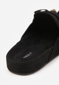 Renee - Czarne Klapki VICES Mule Ozdobione Frędzlami Koralikami i Kokardą Eathelena. Okazja: na plażę. Kolor: czarny. Wzór: aplikacja. Sezon: lato #9