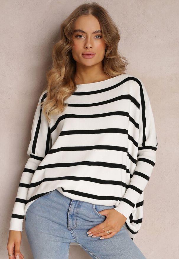 Renee - Biały Oversizowy Sweter z Rękawami o Fasonie Nietoperz i Wzorem w Paski Eistauma. Kolor: biały. Wzór: paski