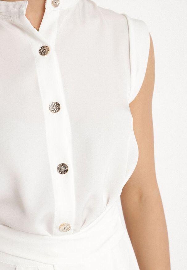 Born2be - Biała Sukienka Koszulowa o Rozkloszowanym Kroju z Wiązaniem w Pasie Mavirielle. Okazja: na co dzień. Typ kołnierza: dekolt w serek. Kolor: biały. Materiał: skóra. Długość rękawa: długi rękaw. Typ sukienki: koszulowe. Styl: elegancki, casual