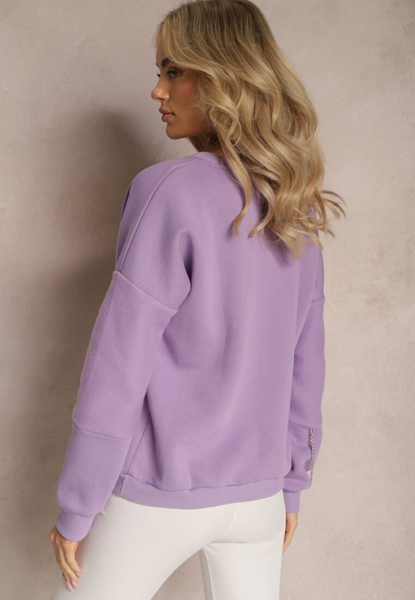 Renee - Jasnofioletowa Bawełniana Bluza z Łańcuszkiem Eleutia. Kolor: fioletowy. Materiał: bawełna. Styl: klasyczny