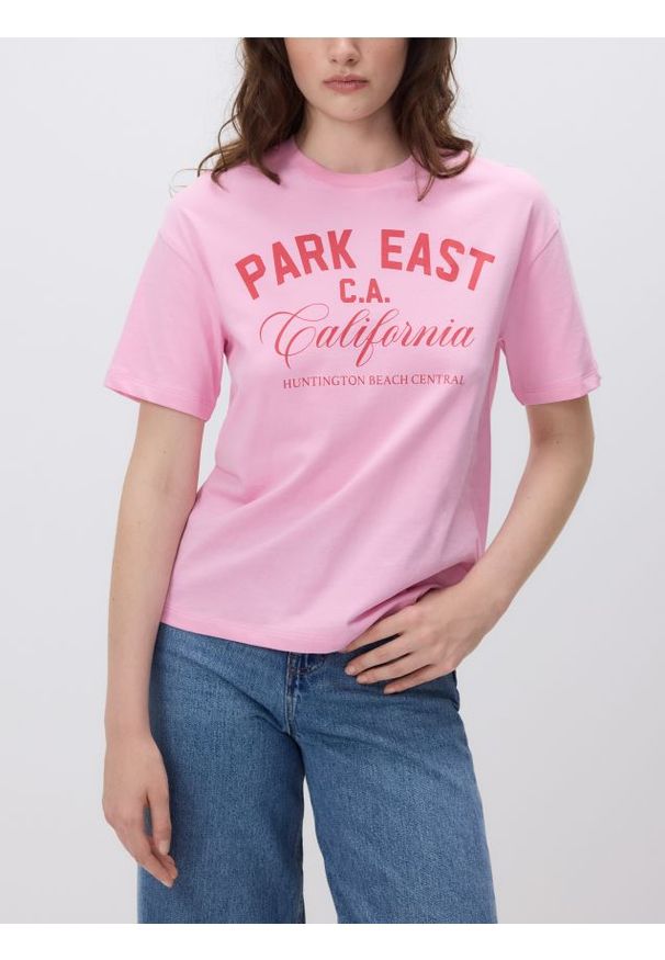 Reserved - T-shirt z nadrukiem - różowy. Kolor: różowy. Materiał: bawełna. Wzór: nadruk