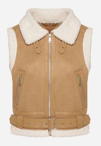 Born2be - Beżowa Rockowa Kamizelka z Futerkiem Typu Baranek i Klamerką Tiodora. Okazja: na co dzień. Kolor: beżowy. Materiał: futro. Wzór: aplikacja. Styl: rockowy #3