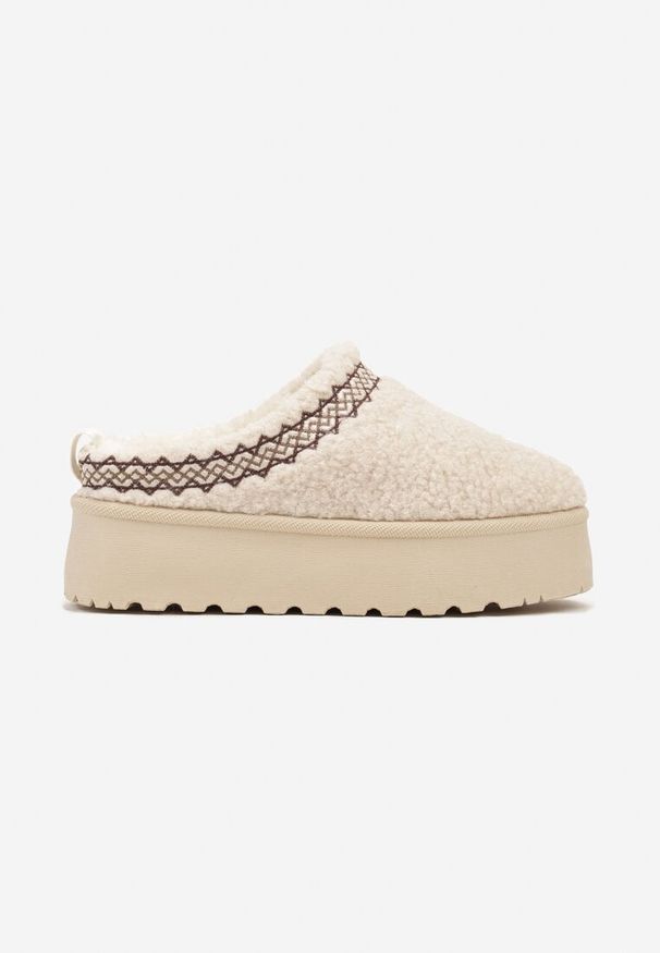 Born2be - Beżowe Śniegowce na Platformie z Bardzo Niską Cholewką Ozdobioną Barankowym Futerkiem Azitha. Okazja: na co dzień. Nosek buta: okrągły. Kolor: beżowy. Szerokość cholewki: normalna. Wzór: aplikacja. Wysokość cholewki: przed kostkę. Materiał: futro. Sezon: zima. Obcas: na platformie. Styl: casual, elegancki, klasyczny. Wysokość obcasa: niski