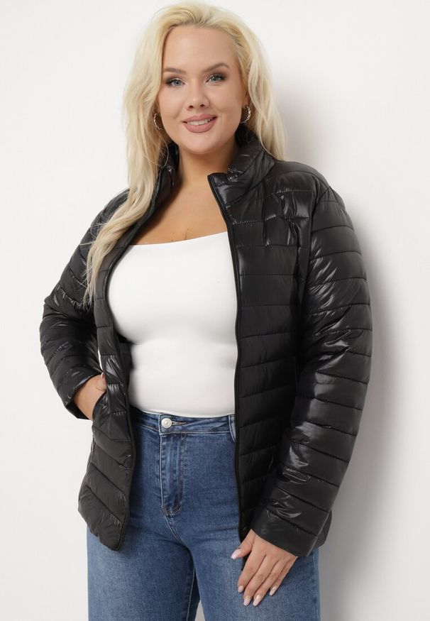 Born2be - Czarna Pikowana Kurtka z Kołnierzem i Kieszeniami Senias. Kolor: czarny. Wzór: aplikacja. Sezon: zima