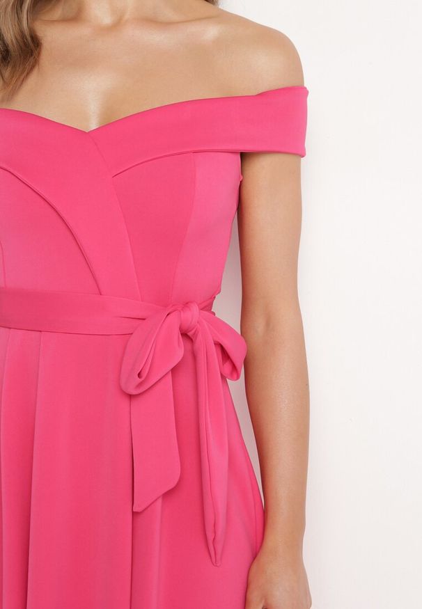 Born2be - Fuksjowa Elegancka Sukienka o Fasonie Hiszpanki z Materiałowym Paskiem Xaelia. Typ kołnierza: dekolt hiszpanka. Kolor: różowy. Materiał: materiał. Styl: elegancki