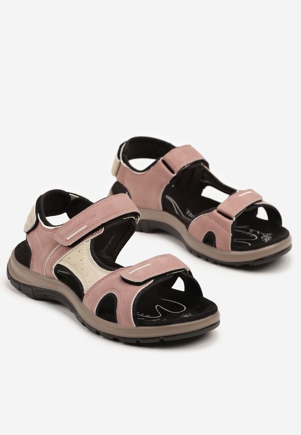 Born2be - Różowo-Beżowe Sandały Vices w Sportowym Stylu z Perforacją Solazi. Okazja: na spacer, na co dzień, na plażę. Nosek buta: otwarty. Zapięcie: rzepy. Kolor: różowy. Materiał: jeans. Wzór: kolorowy. Sezon: lato. Styl: sportowy