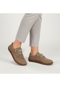 Półbuty damskie barefoot Armodo, cholewka ze skóry naturalnej o miękkiej matowej strukturze klasyczne sznurowanie zapewniające dobre dopasowanie oraz. Okazja: na co dzień. Zapięcie: sznurówki. Kolor: beżowy. Materiał: skóra. Szerokość cholewki: normalna. Styl: klasyczny #1