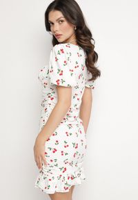 Born2be - Biała Sukienka w Wisienki z Marszczeniem i Bufiastymi Rękawami Haliviel. Okazja: na co dzień. Typ kołnierza: dekolt kwadratowy. Kolor: biały. Wzór: kwiaty. Sezon: lato. Styl: casual #7