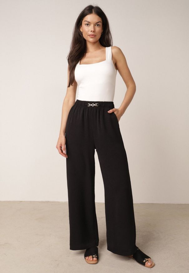 Born2be - Czarne Spodnie Casual o Szerokim Kroju z Wysokim Stanem i Aplikacją Hystoinne. Okazja: na co dzień. Kolekcja: plus size. Kolor: czarny. Długość: długie. Wzór: aplikacja. Stan: podwyższony. Materiał: materiał, tkanina. Sezon: lato. Styl: casual