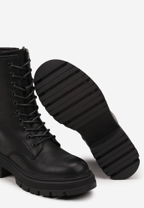 Renee - Czarne Botki na Płaskiej Podeszwie Ozdobione Wiązaniem Laolin. Okazja: na co dzień. Kolor: czarny. Materiał: dzianina, puch, jeans. Wzór: aplikacja. Obcas: na płaskiej podeszwie. Styl: casual, elegancki, sportowy