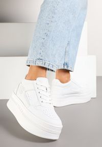 Renee - Białe Sneakersy Vices na Platformie Ozdobione Metalicznymi Aplikacjami Nelanil. Okazja: na spotkanie biznesowe, do pracy, na co dzień. Kolor: biały. Materiał: jeans. Wzór: aplikacja. Obcas: na platformie. Wysokość obcasa: średni