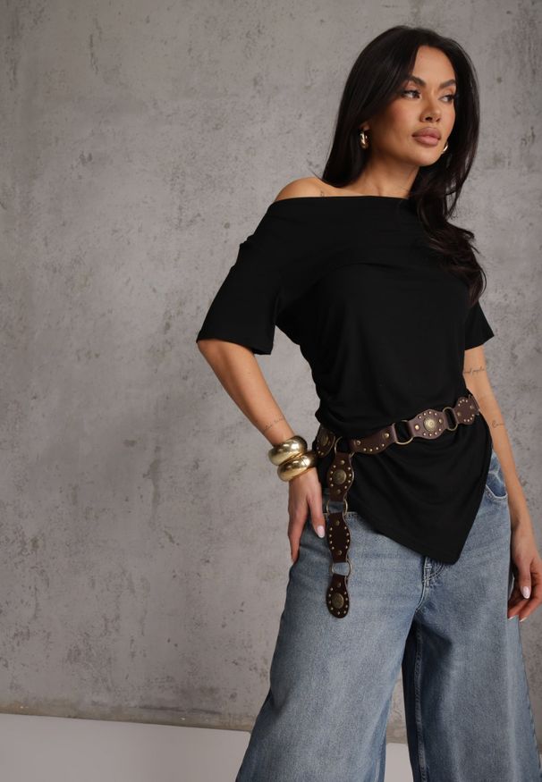 Renee - Czarna Asymetryczna Bluzka z Wiskozy z Krótkim Rękawem Zdobiona Marszczeniem Undishi. Okazja: na co dzień. Typ kołnierza: dekolt w łódkę. Kolor: czarny. Długość: krótkie. Wzór: aplikacja. Materiał: wiskoza. Długość rękawa: krótki rękaw. Sezon: lato. Styl: casual, klasyczny