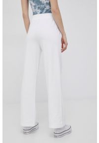 Tommy Jeans spodnie damskie kolor biały gładkie. Stan: podwyższony. Kolor: biały. Materiał: bawełna. Wzór: gładki