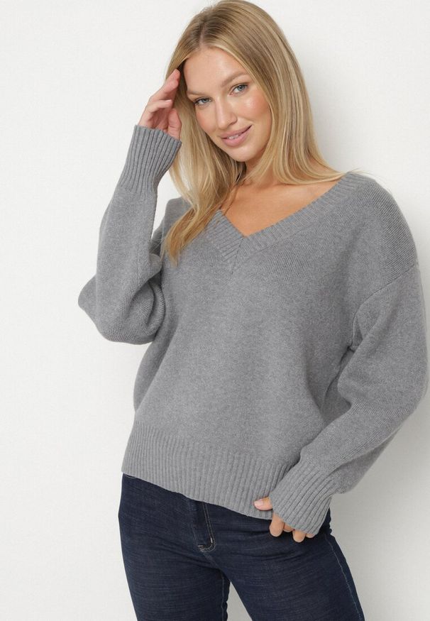 Born2be - Szary Sweter z Kaszmirem z Dekoltem w Serek Plenae. Okazja: na co dzień. Typ kołnierza: dekolt w serek. Kolor: szary. Materiał: kaszmir. Styl: casual, elegancki, klasyczny