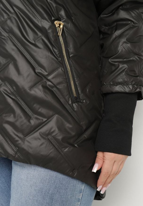 Born2be - Czarna Kurtka Pikowana z Odpinanym Kapturem z Dłuższym Tyłem Rivselia. Okazja: na co dzień. Kolor: czarny. Materiał: tkanina. Długość: długie. Wzór: aplikacja. Sezon: zima. Styl: klasyczny, casual