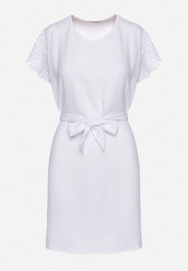 Born2be - Biała Mini Sukienka Rozkloszowana z Paskiem w Talii i Ozdobnym Rękawem Allairi. Okazja: na imprezę. Kolor: biały. Sezon: lato. Długość: mini