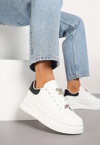 Born2be - Biało-Czarne Sneakersy na Grubej Podeszwie z Biżuteryjnymi Aplikacjami Arathra. Okazja: na co dzień. Kolor: biały. Materiał: jeans. Szerokość cholewki: normalna. Wzór: aplikacja. Obcas: na platformie